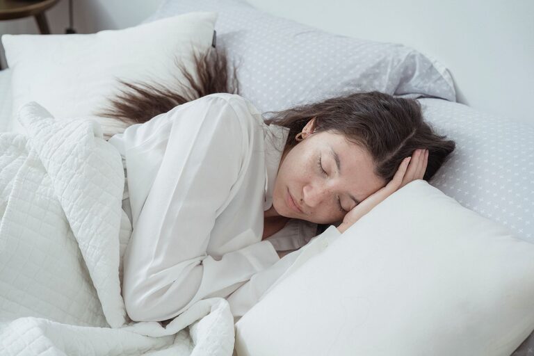 How to Choose the Right Pillow for Better Sleep and Comfort